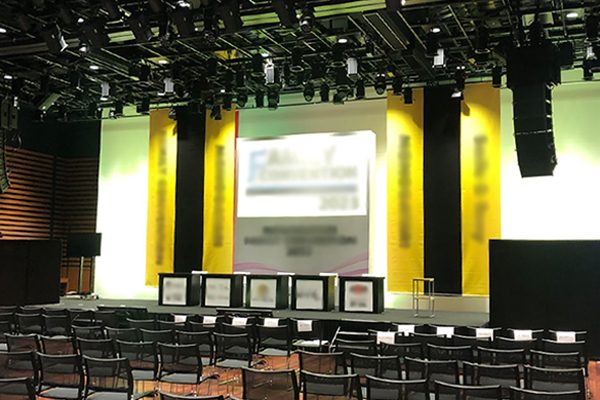【社内表彰式】飲食企業様今年のハイブリッドイベントは本気のステージ造作！2000名の満足度を昨年を超えよう！